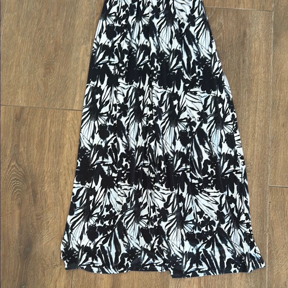 Chic Black and White Maxi Dress - Picture 3 of 4